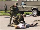 Cviení aktivní zálohy Armády eské republiky v areálu eské zbrojovky v...
