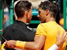 Rafael Nadal (vlevo) se zdraví po výhe se svým soupeem Dominicem Thiemem.