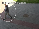 Zábr z kamery zachycující hledaného zlodje z dvojice, která kradla v...