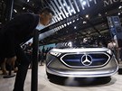 Návtvníci obdivují elektrický koncept Mercedesu na letoním autosalonu Auto...