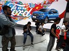 První návtvníci autosalonu Auto China v Pekingu u stánku automobilky Ford