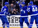 Patrick Marleau, Tomá Plekanec a Morgan Rielly (zleva) se radují z gólu...