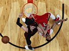 Jusuf Nurki (vlevo) z Portlandu a Anthony Davis z New Orleans bojují o pozici...