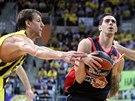 Jan Veselý (vlevo) a Kostas Slukas z Fenerbahce se pokouejí zkomplikovat...