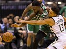 Jaylen Brown (vlevo) z Bostonu a Malcolm Brogdon z Milwaukee bojují o mí.