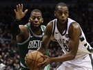 Khris Middleton (vpravo) z Milwaukee elí ataku Grega Monroea z Bostonu.