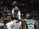 Thon Maker (vlevo) z Milwaukee faulovaný Terrym Rozierem z Bostonu.