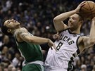 Matthew Dellavedova (vpravo) z Milwaukee a Shane Larkin z Bostonu v souboji o...