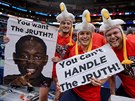 Fanouci New Orleans Pelicans oslavují Jrue Holidaye a jeho výkony v play off