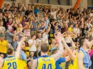 Radost ústeckých basketbalist z vítzství v estém tvrtfinále nad Pardubicemi.