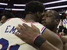 Joel Embiid (vlevo) z Philadelphie a Dwyane Wade z Miami, budoucnost a nedávná...