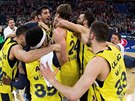 Basketbalisté Fenerbahce oslavují postup na euroligové Final Four. S číslem 24...