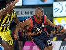 Jayson Granger (vpravo) z Baskonie útoí na ko Fenerbahce kolem Brada...