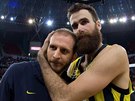 Sinan Güler (vlevo) a Gigi Datome se radují z postupu Fenerbahce na euroligové...