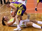Ilona Burgrová (dole) z KP Brno skonila na palubovce v zápase se Slovankou....