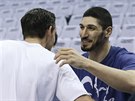 Enes Kanter navtívil zápas bývalých tým Oklahoma City a Utah, zdraví se s...