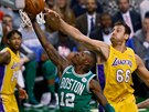 Andrew Bogut (ve zlatém) z LA Lakers blokuje Terryho Roziera z Bostonu.