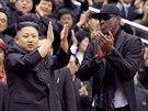 Dennis Rodman a Kim ong-un aplaudují basketbalistm. Archivní snímek z roku...