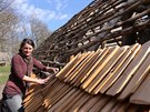 Vedouc� b�ezensk�ho skanzenu Karol�na Klineck� upev�uje na st�echu do�ky, st�ny...