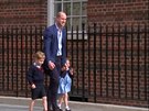 Princ William navtívil svou enu Kate v porodnici. Doprovodily ho jejich dti.