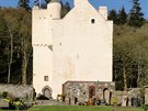 Základy hradu pocházejí z 16. století, tehdy to byla pevnost skotského klanu...