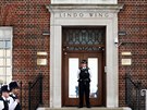 Policie hlídkovala ped nemocnicí St. Mary's nkolik hodin (Londýn, 23. dubna...