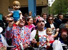 Fanoušci čekající před porodnicí na prince Williama a vévodkyni Kate (Londýn,...