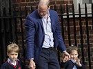 Princ William a jeho dti princ George a princezna Charlotte picházejí do...