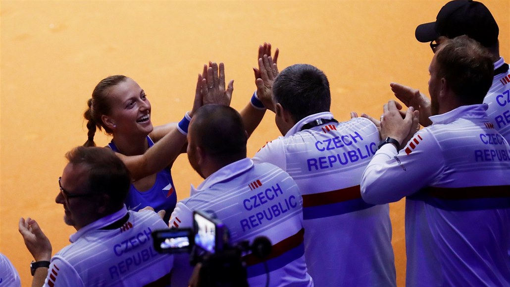 Tenistka Petra Kvitová se raduje po výhře v semifinále Fed Cupu a postupu do...