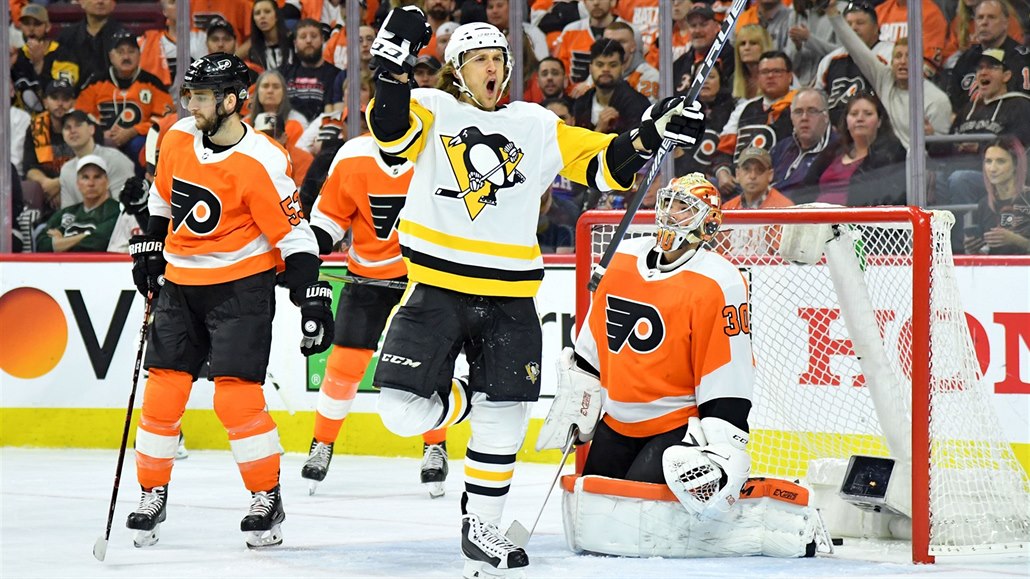 Carl Hagelin z Pittsburgh Penguins p�ekonal �eského branká�e Michala Neuvirtha...