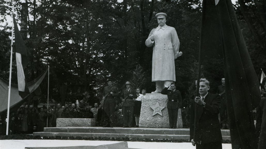 Monumentální socha Josifa Vissarionoviče Stalina v Jičíně byla odhalena 21. 9....