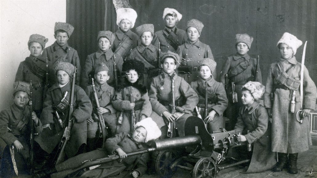Nejprve byli sirotci, jich� se legioná�i v Rusku ujali, roztrou�eni po r�zných...