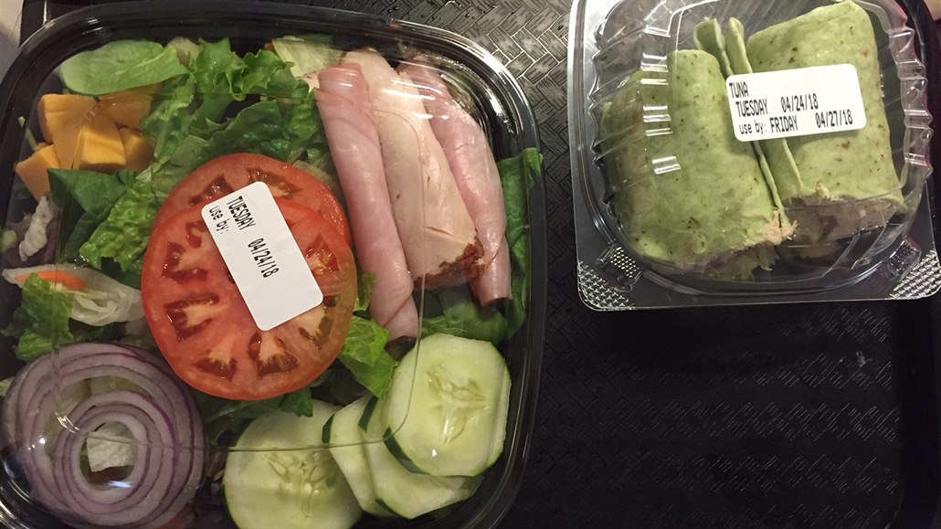 Ukázka jídla, které si pacient vybral z nabídky v nemocniční jídelně: zeleninový salát se šunkou a k tomu špenátová tortilla plněná tuňákem. Spousta bílkovin a zdravých tuků.