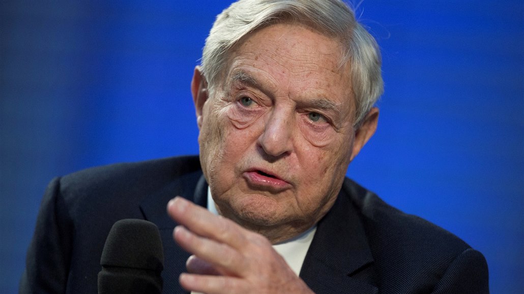Miliardá� George Soros hovo�í na panelové diskuzi v Berlín� (31. �íjna 2012)