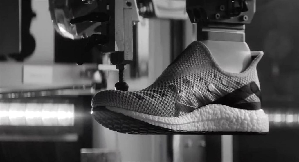 Производство кроссовок адидас. Завод adidas SPEEDFACTORY. Роботизированная фабрика adidas. Оборудование для изготовления кроссовок. Адидас кроссовки роботы.