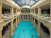 Lázn Gellért byly oteveny v roce 1918 a uchvátí vás secesním interiérem. 