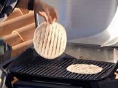 Tortily na grilu z obou stran v rychlosti opečte a můžete je plnit.