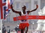 Eliud Kipchoge pi svm tetm triumfu v Londnskm maratonu.