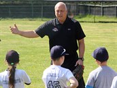 Americk baseballov legenda Cal Ripken vedl pi nvtv eska i trnink...