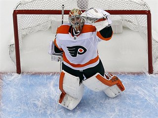 Brankář Philadelphie Michal Neuvirth oslavuje vítězství svého týmu.