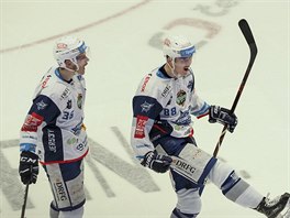 Martin Neas z Komety (vpravo) se raduje z glu bhem finlov srie play off...