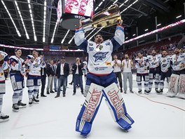 Marek Langhamer zvedá Masarykův pohár nad hlavu. Kometa ovládla hokejovou...