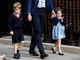 Princ George a princezna Charlotte jdou do nemocnice St. Mary´s pivítat malého...