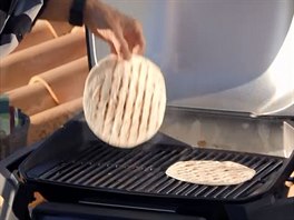 Tortily na grilu z obou stran v rychlosti opete a mete je plnit.
