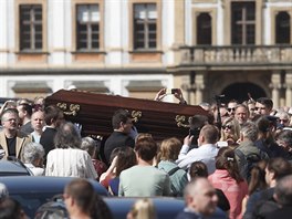 Proces s ostatky kardinla Josefa Berana na cest z Arcibiskupskho palce na...