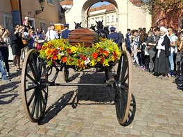 Proces s ostatky kardinla Josefa Berana na cest z Arcibiskupskho palce na...