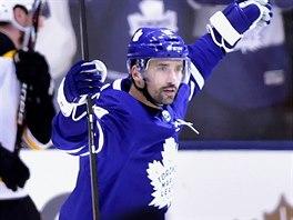 Tom Plekanec z Toronta se raduje z glu v zpase s Bostonem.