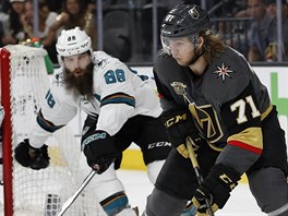 William Karlsson (vpravo) z Vegas se chyst pihrvat, sleduje ho obrnce Brent...