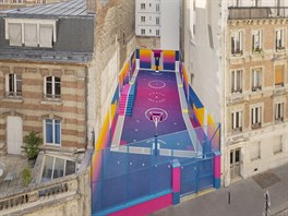V pařížské čtvrti Pigalle vyrostlo v proluce mezi činžáky zářivě barevné...