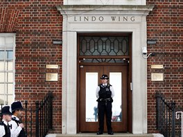 Policie hlídkovala před nemocnicí St. Mary's několik hodin (Londýn, 23. dubna...
